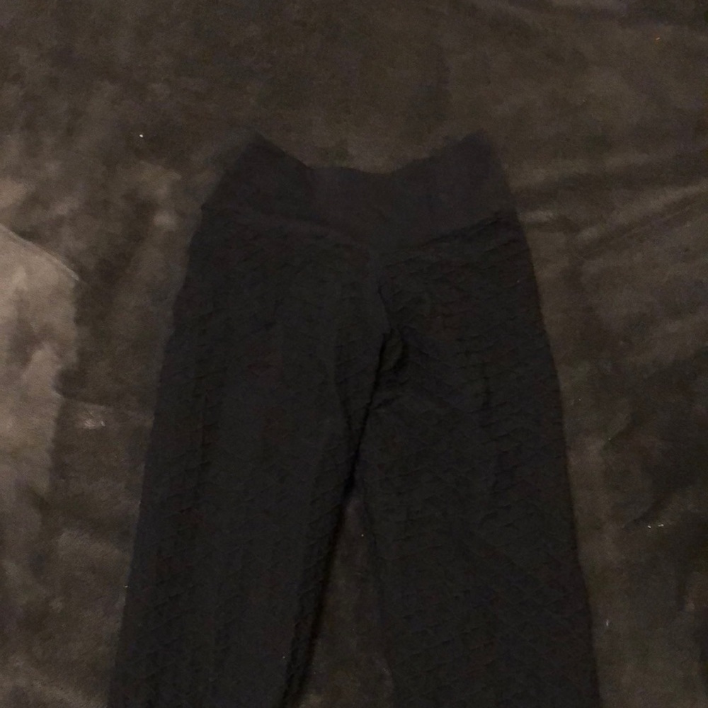 scrunched black leggings